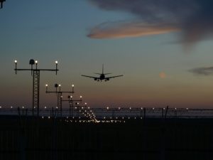 How safe is flying at night? Your fears put to rest. 6 How safe is flying at night
