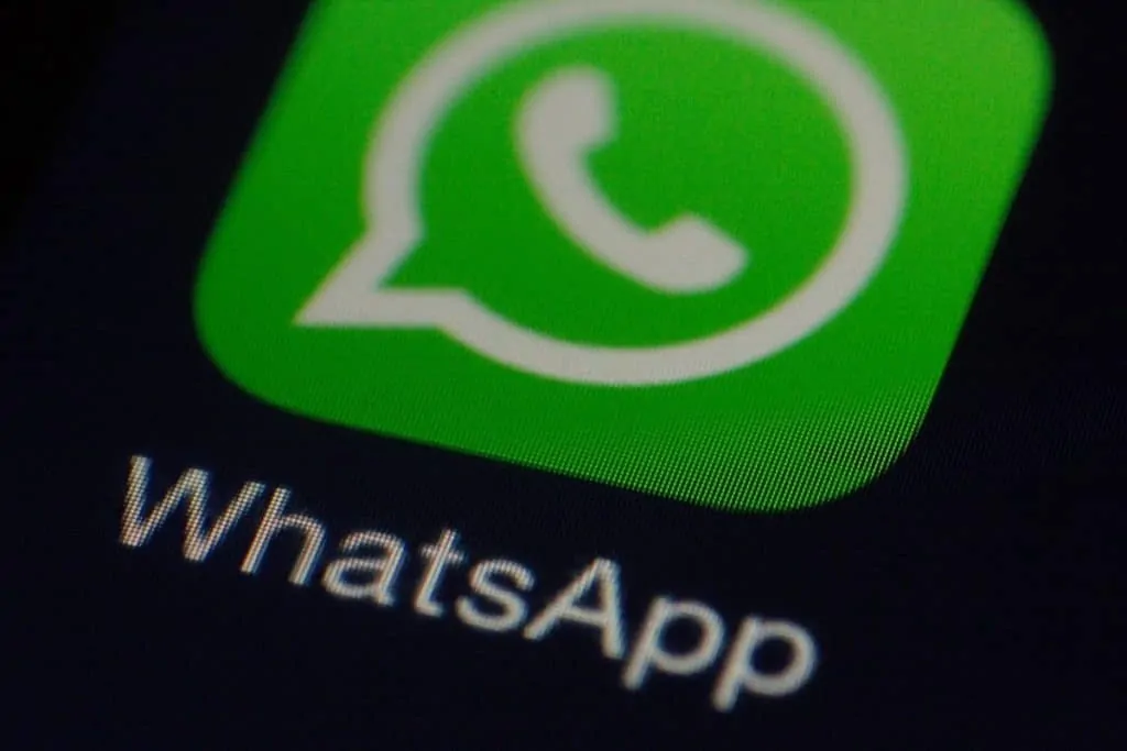 can you text on whatsapp on a plane
