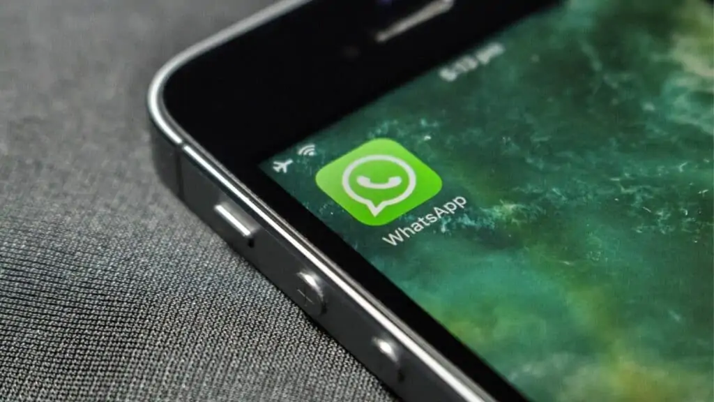 can you use whatsapp on a plane