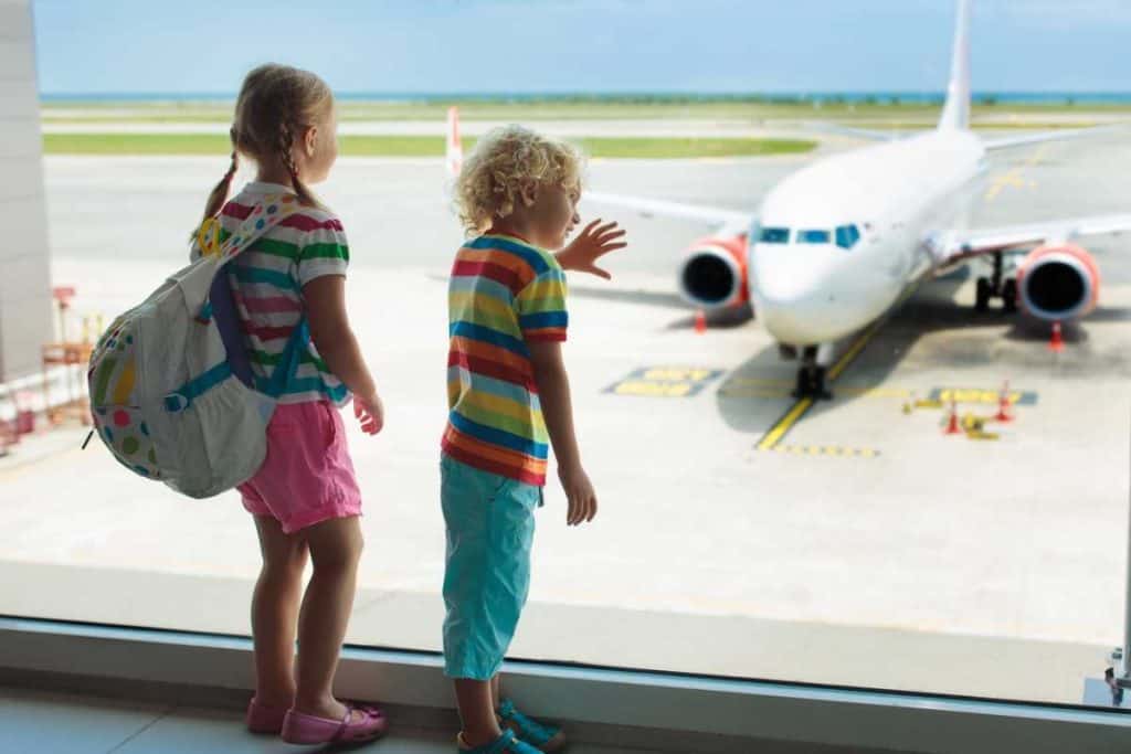 Unaccompanied Minors Delta: Navigating Air Travel for Young Solo Flyers 1 Delta Unaccompanied Minors Program